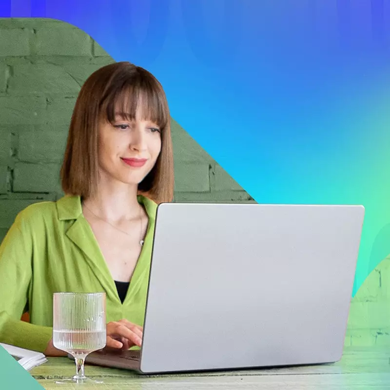 Homem segurando notebook